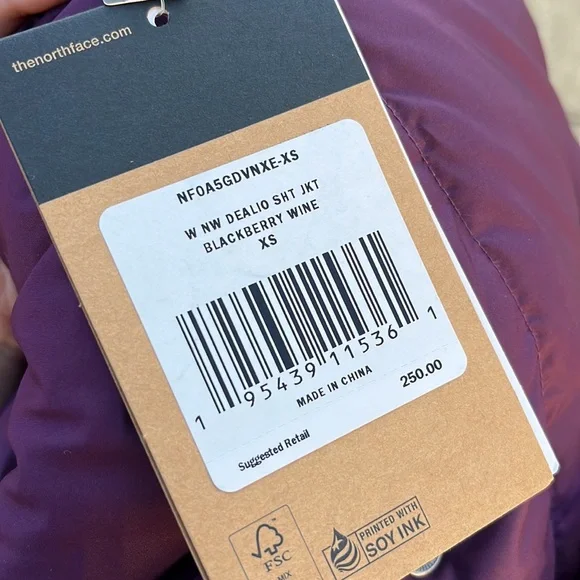 NWT The North Face Women's New Dealio Down Short Puffer Jacket - BlackBerry Wine - Picture 8 of 8